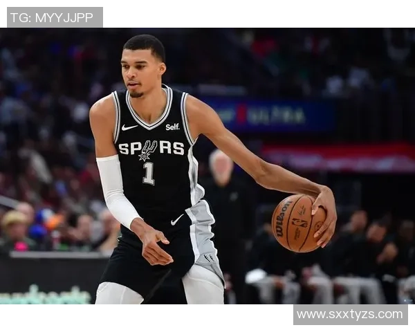 文班亚马首场比赛表现惊艳五次盖帽并隔扣字母哥引发热议